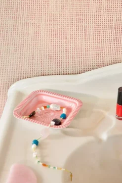 Firkantet Brett I Pastellkorall Med Pregete Detaljer – Ekstra Liten