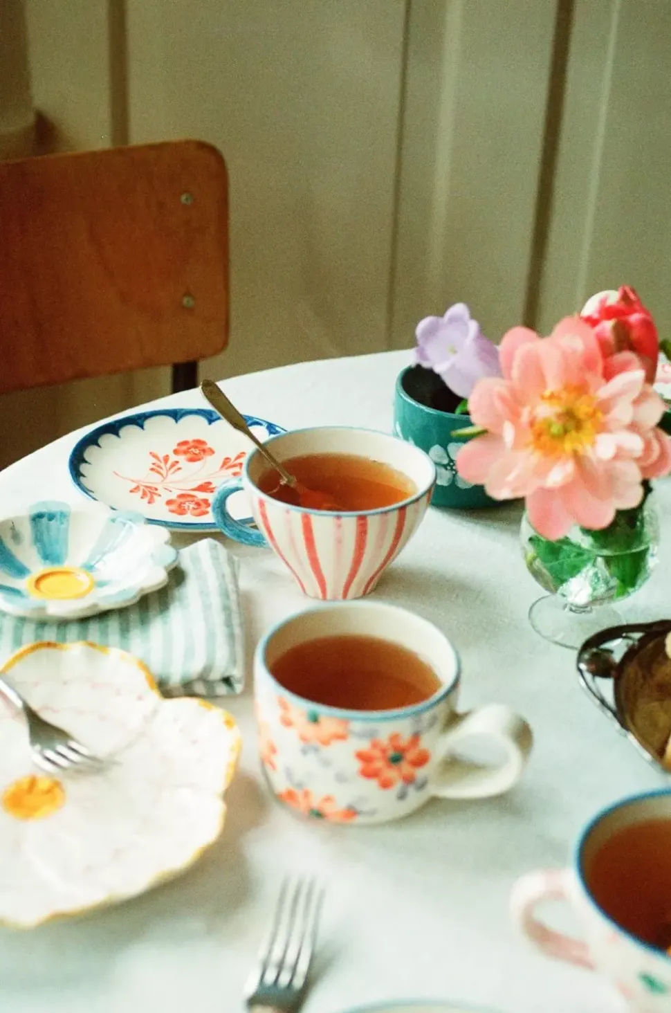 Håndmalt Cappuccinokopp Oransje Blomster