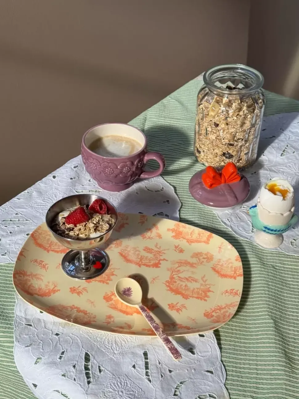 Keramikkopp Med Pregede Blomster Lilla