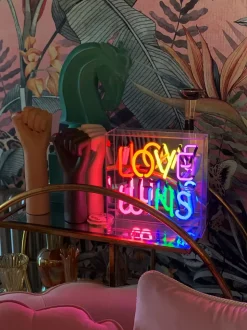 Neonskilt - LOVE WINS