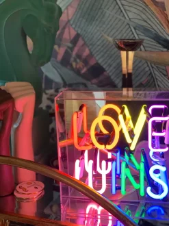 Neonskilt - LOVE WINS