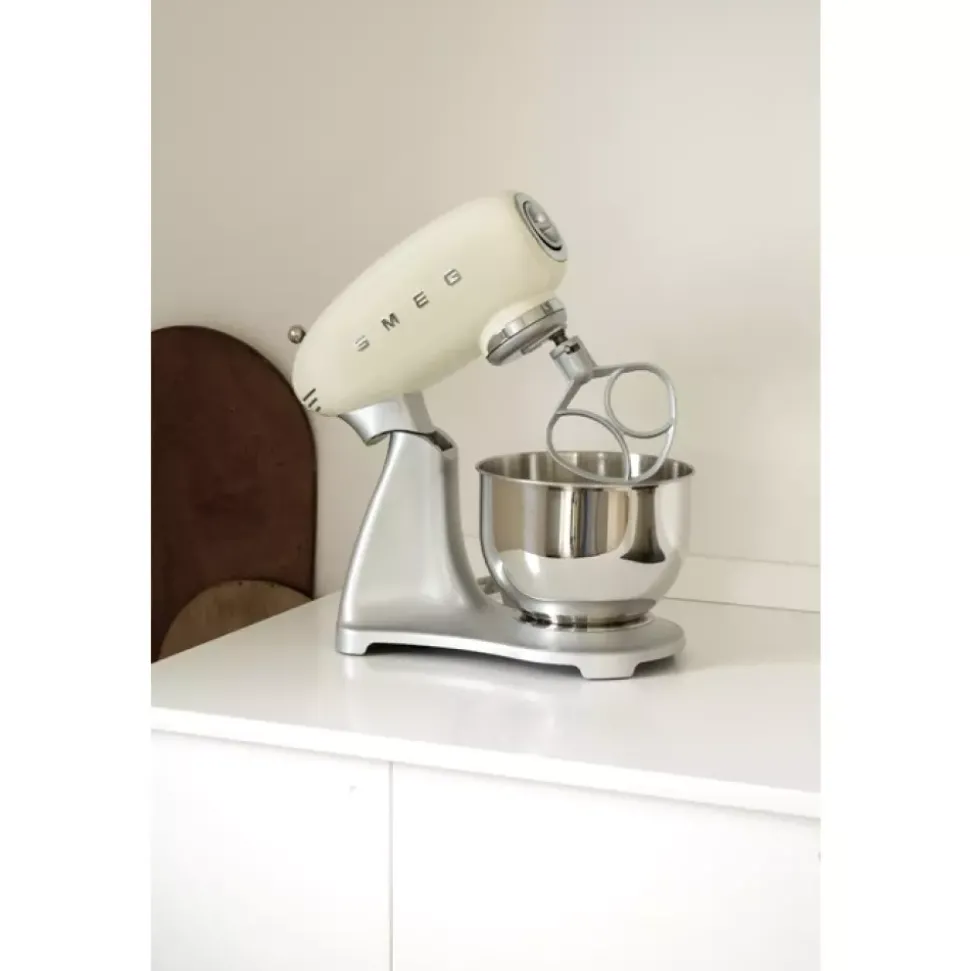 Smeg Kjøkkenmaskin 4,8 l Krem Stålfot